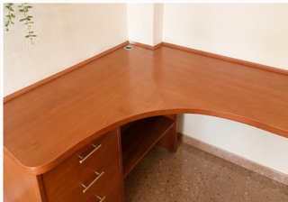 Escritorio de madera maciza en L