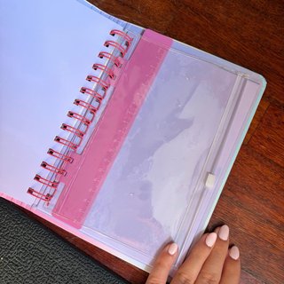 Agenda 2026-2027 com elástico rosa