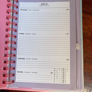 Agenda 2026-2027 com elástico rosa