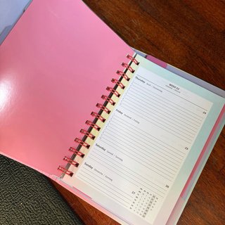 Agenda 2026-2027 com elástico rosa