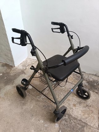 Andador con asiento y cesta