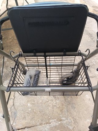 Andador con asiento y cesta