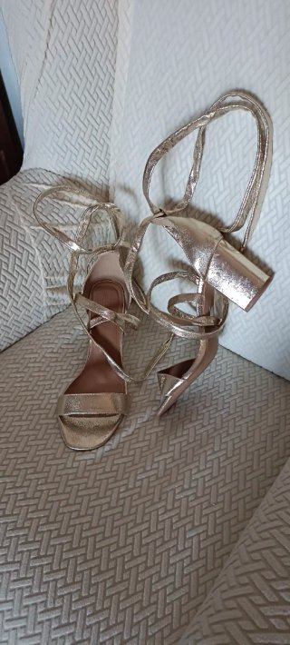 Sandalias doradas tacón grueso talla 43