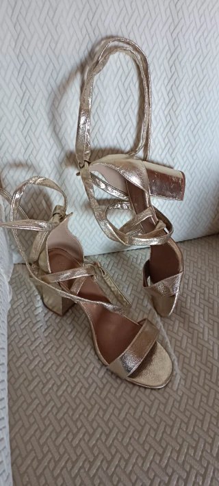 Sandalias doradas tacón grueso talla 43