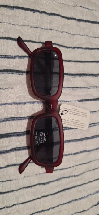 Gafas de sol rojas y negras