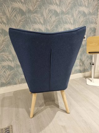 Butaca orejera azul con reposapiés