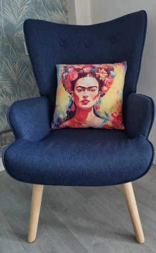 Butaca orejera azul con reposapiés