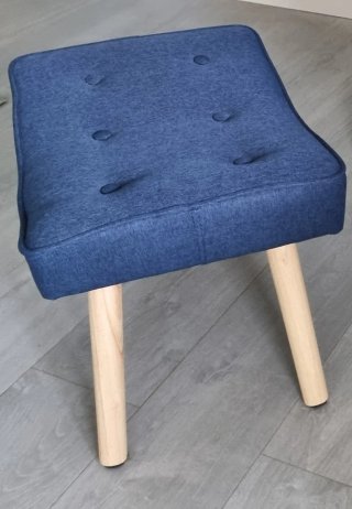 Butaca orejera azul con reposapiés