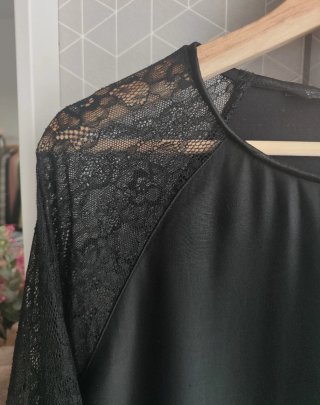 Blusa negra satinada con encaje