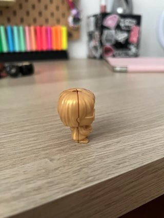 Figura dorada coleccionable