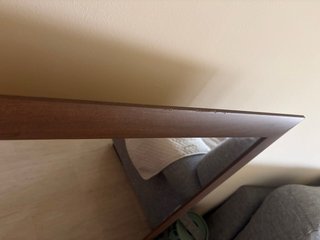 Espejo de madera marrón