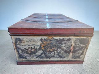 Caja de metal antigua decorada