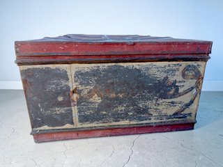 Caja de metal antigua decorada