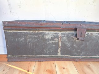 Caja de metal antigua decorada