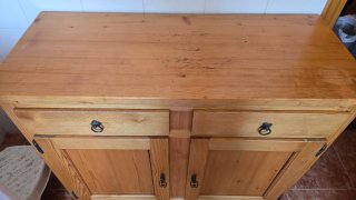 Mueble de roble con cajones y puertas