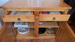 Mueble de roble con cajones y puertas