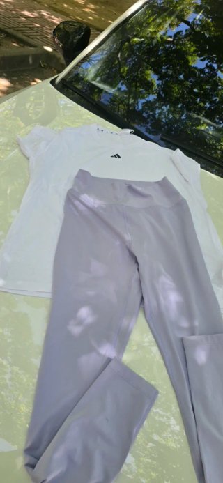 Conjunto Adidas: Camiseta Blanca y Mallas Moradas