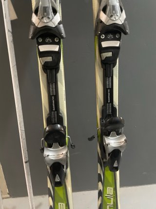 Esquís Elan 140cm con fijaciones y bastones