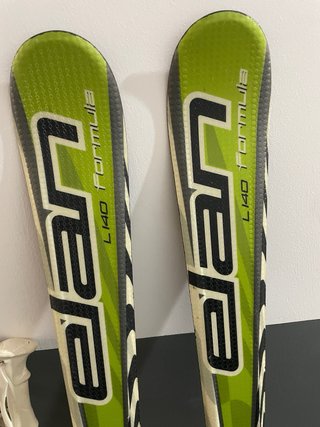 Esquís Elan 140cm con fijaciones y bastones