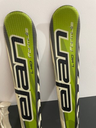 Esquís Elan 140cm con fijaciones y bastones
