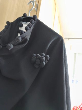 Capa de paño negra con pompones