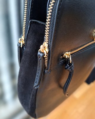 Mochila Parfois negra solapa y cremalleras