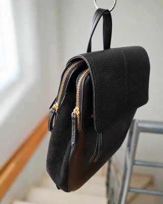 Mochila Parfois negra solapa y cremalleras