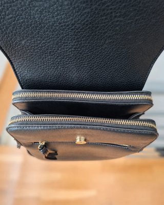 Mochila Parfois negra solapa y cremalleras