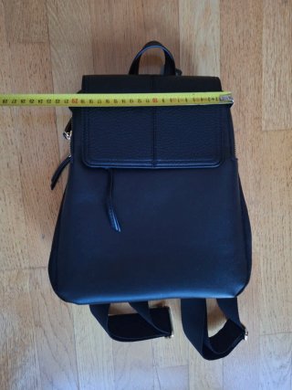 Mochila Parfois negra solapa y cremalleras