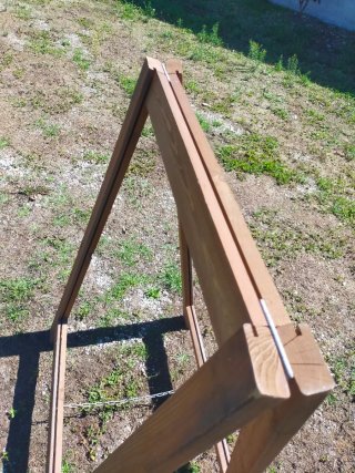 Soporte de madera para carteles