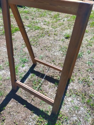 Soporte de madera para carteles