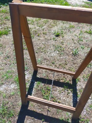 Soporte de madera para carteles