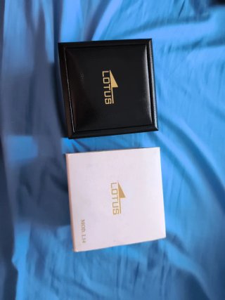 Caja de reloj Lotus negra