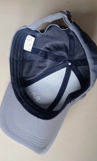 Gorra deportiva gris con logo
