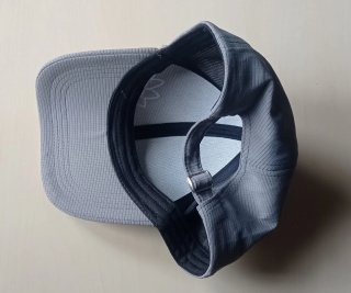 Gorra deportiva gris con logo
