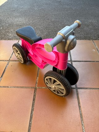 Moto de plástico rosa para niña
