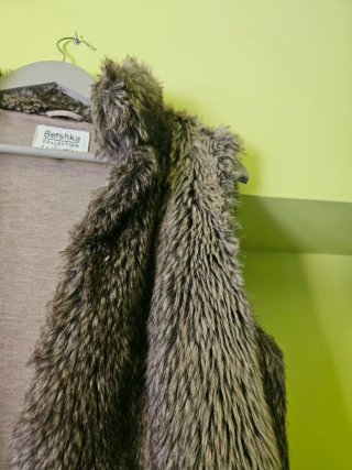 Chaleco pelo sintético Bershka marrón