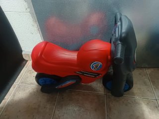 Moto infantil roja y azul