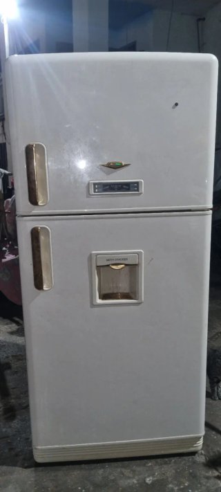 Nevera blanca con dispensador de agua