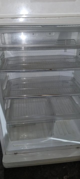 Nevera blanca con dispensador de agua