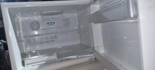 Nevera blanca con dispensador de agua