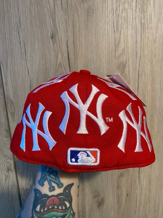 Cappello Supreme New Era Rosso 56,8Cm