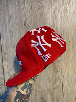 Cappello Supreme New Era Rosso 56,8Cm