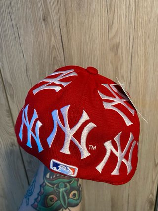 Cappello Supreme New Era Rosso 56,8Cm