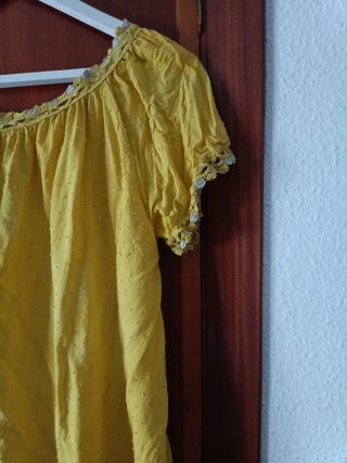 Blusa amarilla con encaje