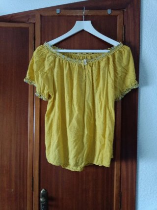 Blusa amarilla con encaje