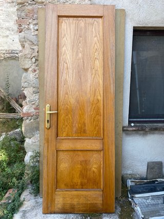 Puerta de madera maciza
