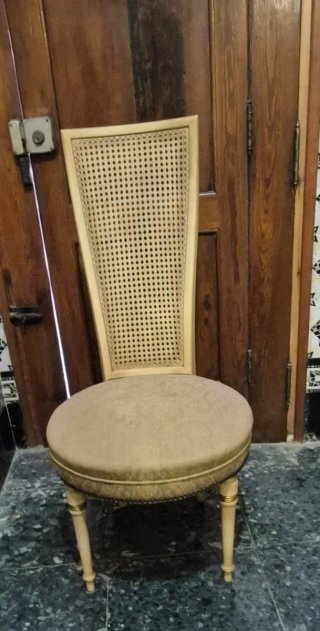 Silla de comedor con respaldo de rejilla