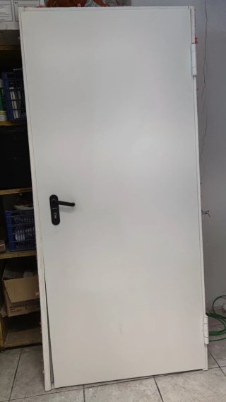 Puerta chapa blanca con manilla. En Vitoria. 50 eu