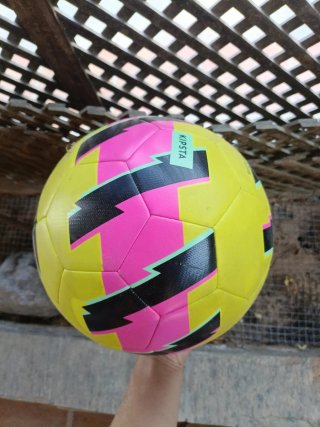 Pelota de fútbol Kipsta amarilla y rosa